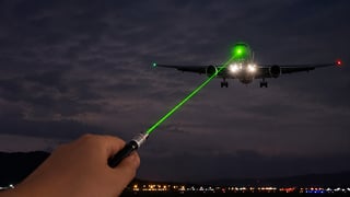 Luces láser, ¿qué riesgos generan en la aviación?