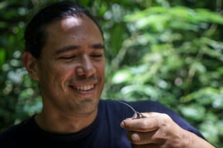 Marcelo busca conocer más a fondo a los colibríes.