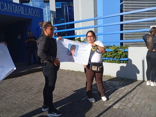 Vecinos de Pavas se manifiestan frente al AyA por recortes de agua y muertes en incendio