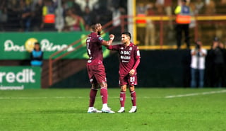 Kendall Waston celebra con Gerson Torres. Foto: Joel Morales