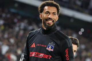 Vozinha recibe multitudinaria bienvenida en estadio del chileno Colo Colo