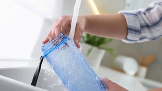 Botellas reutilizables acumulan bacterias: así debe lavarlas