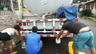 Camiones cisterna abastecen a vecinos de Desamparados que están sin agua