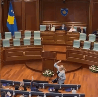 (Video) Diputada de Kosovo lanza huevos contra primer ministro interino