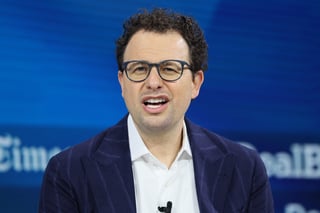 Dario Amodei, CEO de Anthropic, advirtió sobre los riesgos asociados al desarrollo acelerado de la inteligencia artificial y pidió establecer mayores controles para supervisar esta tecnología.