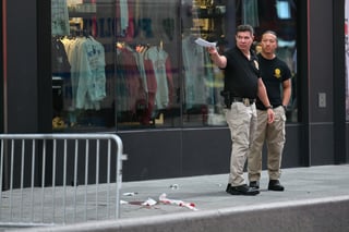 (Video) Con dos cuchillos, mujer desafió a policías y mató a otra en Times Square