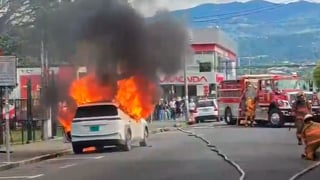 (Video) Carro eléctrico alza en llamas en Grecia