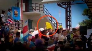 (Video) Chavistas intimidaron a jóvenes y arrebataron cartel a manifestante en Puntarenas
