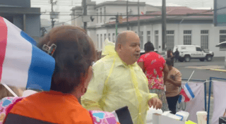 “¿Quiere un sándwich?”: Secretario del PPSO reparte refrigerios y banderas en Cartago