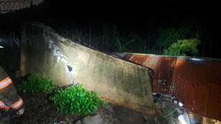 Muro cae sobre una casa y varios carros en Desamparados