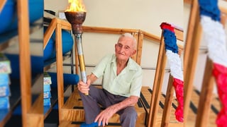 A los 99 años, don Rafael llevó la Antorcha de la Independencia en Esparza