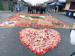 Policías rinden tributo a la Virgen de los Ángeles con una alfombra