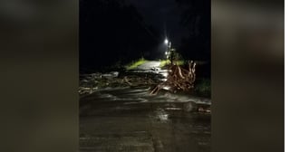 Lluvias dejan intransitable puente en Roxana de Pococí y vecinos piden solución