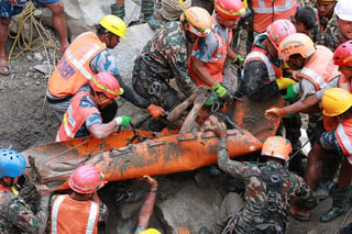Rescatan a dos trabajadores atrapados en túnel tras deslave en Nepal