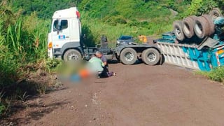 Conductor se lanza de un tráiler sin frenos en Cartago
