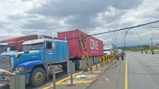 Tráiler que se enganchó en cables provocó falla de Internet en aeropuerto