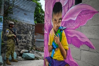 (Fotos) Salvadoreñas transforman con murales un barrio marcado por las pandillas