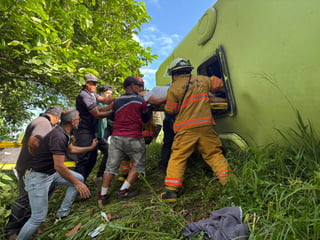 Dos mujeres fallecidas por vuelco de bus en Sarapiquí