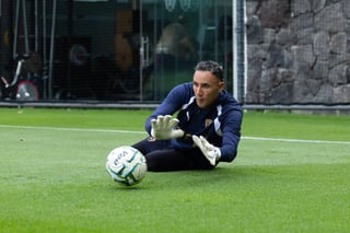 (Video) “¿Le contesto o no?”: Keylor Navas interrumpe conferencia por llamada de su esposa
