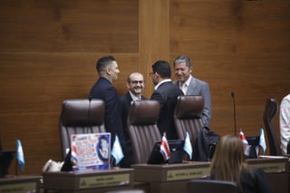 Presentan recurso de amparo contra prohibición de carteles en curules