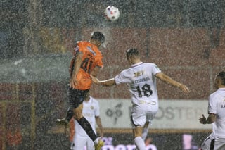 Detienen el partido entre Puntarenas y Alajuelense por fuerte lluvia