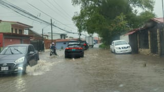 Evacuan a nueve personas por desbordamiento de río en Cartago