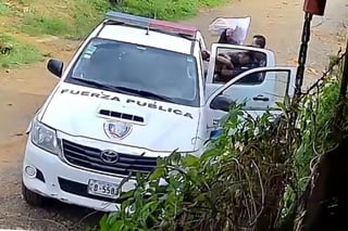 (Video) Patrulla de Fuerza Pública se vuelca durante traslado de detenido