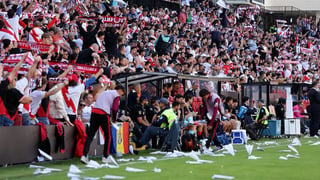 (Video) Suspenden partido de la liga española por lanzamiento de aviones de papel