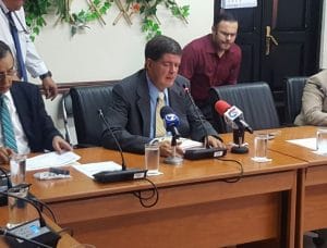 Imagen de Armando González, durante una audiencia ante una comisión legislativa. Archivo CRH