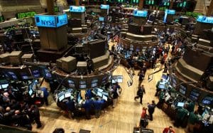 Wall Street es el nombre de una estrecha calle neoyorquina situada en el bajo Manhattan, entre Broadway y el río Este. Considerado el corazón histórico del distrito financiero, es el principal y permanente hogar de la Bolsa de Valores de Nueva York.