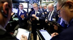 Varios corredores de bolsa trabajan en la Bolsa de Nueva York (Estados Unidos). EFE/Archivo
