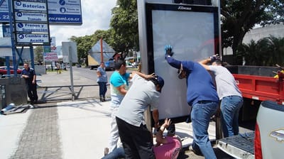 Miércoles anterior quitaron el primer mupi de 106 (Mopt).