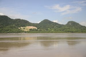 Los legisladores denunciaron severos daños en la cuenca del río Tempisque por la extracción ilegal de arena. (CRH)