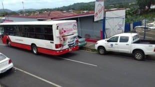 Policías estacionan sobre acera