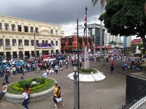 Expertos afirman que con el alto costo de la vida en Costa Rica pagamos errores del pasado.