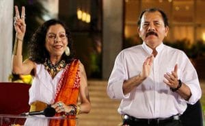 Daniel Ortega, presidente de Nicaragua, con su esposa, la primera dama Rosario Murillo, quien es vocera del Gobierno y candidata a la vicepresidencia. Foto tomada de lavozdelsandinismo.com.