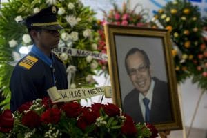 Un miembro de la guardia de honor participa en el homenaje al fallecido presidente de la Asamblea Nacional de Nicaragua, René Núñez Téllez. Foto de EFE.