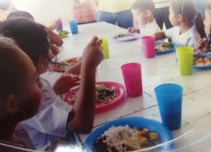 El Gobierno quiere que las 2 mil plazas para cocineras se sumen a la planilla del MEP. (Archivo/CRH).