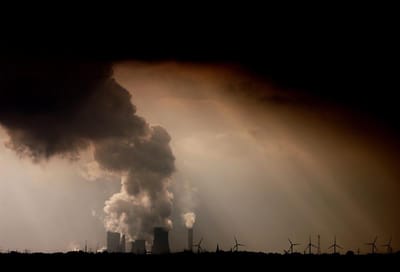 Vapor y humo salen de las chimeneas de una fábrica, contribuyendo al aumento de la cantidad de gases de efecto invernadero en la atmósfera. EFE/Archivo