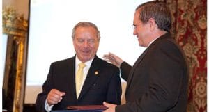 Los cancilleres de Ecuador, Ricardo Patiño, y de Costa Rica, Enrique Castillo, firmaron el convenio en abril del 2014. CRH.