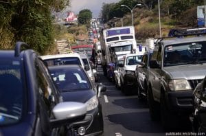 Las emisiones contaminantes de los carros son obstáculos para alcanzar la meta hacia la carbono neutralidad. Imagen de archivo. CRH