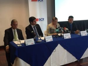 Al centro, Carlos Alvarado, ministro de Trabajo y Paola Mora, presidenta del BCR, comunican inicio de eliminación de pluses salariales. CRH