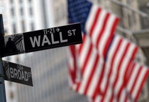 Wall Street es el nombre de una estrecha calle neoyorquina situada en el bajo Manhattan, entre Broadway y el río Este. Considerado el corazón histórico del distrito financiero, es el principal y permanente hogar de la Bolsa de Valores de Nueva York. EFE