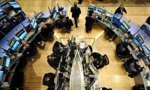 Wall Street es el nombre de una estrecha calle neoyorquina situada en el bajo Manhattan, entre Broadway y el río Este. Considerado el corazón histórico del distrito financiero, es el principal y permanente hogar de la Bolsa de Valores de Nueva York.