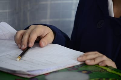 Ordenan al MEP otorgarle a menor con parálisis cerebral técnicas para aprender a leer y escribir