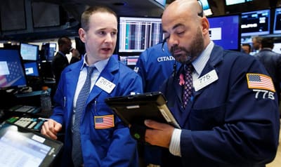Agentes realizan su trabajo en Wall Street, Nueva York, Estados Unidos. Archivo EFE