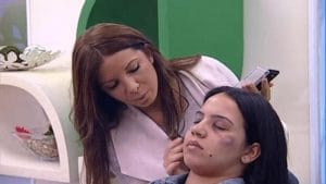Esta maquillista usó a una modelo para mostrar por televisión como se pueden esconder los golpes que recibe del esposo. Foto tomada de tvi24.iol.pt.