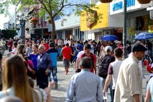 Transeúntes en la avenida Central, en San José. (Archivo | CRHoy.com)