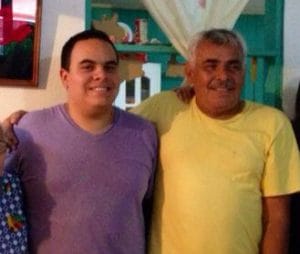 Julio César Bustos (derecha) entrenador y analista de fútbol. Foto tomada de su perfil de Facebook.