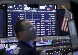 Operadores trabajan en la Bolsa de Nueva York (NYSE), al comienzo de la jornada, en Nueva York (Estados Unidos). EFE
